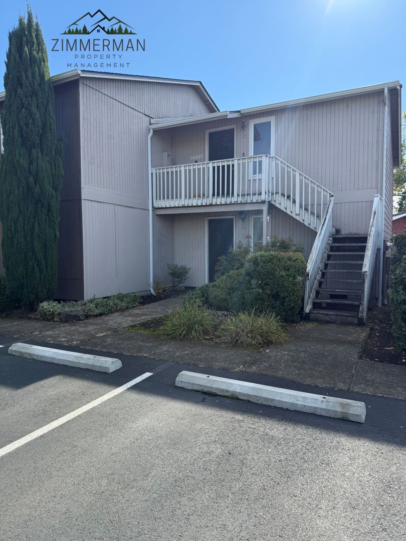 Springfield Apartment: 187 S 43rd St