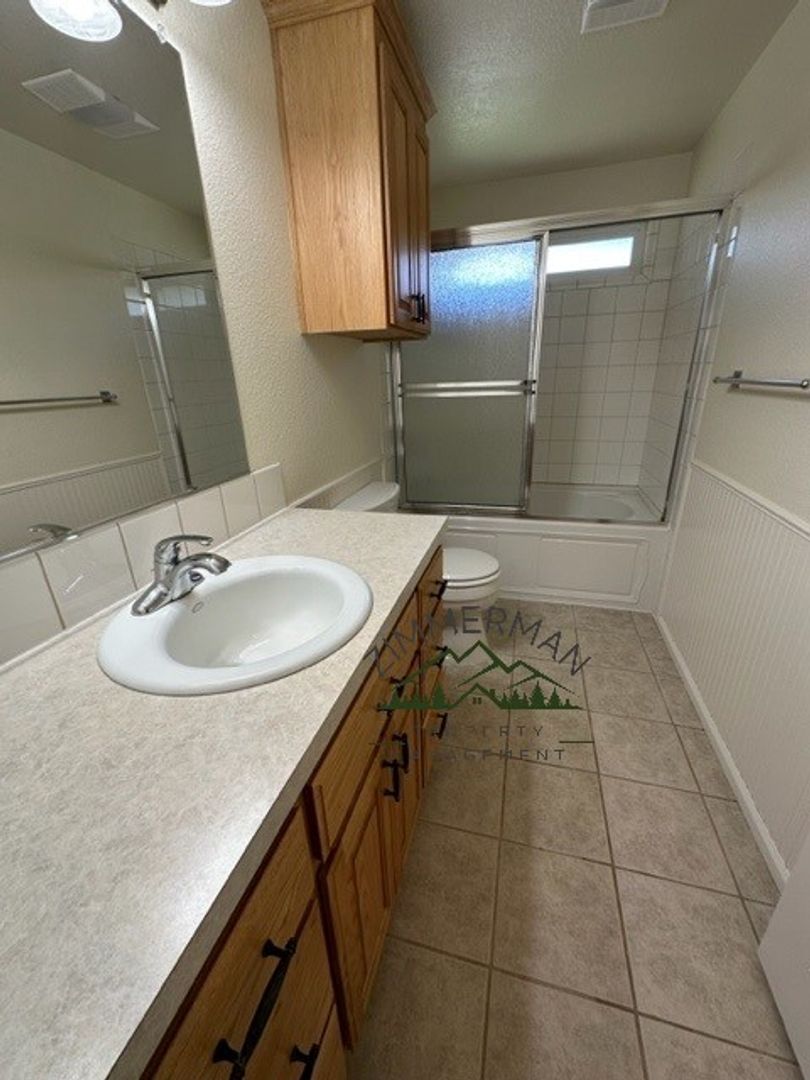 1060 Randall St. 8 of 12