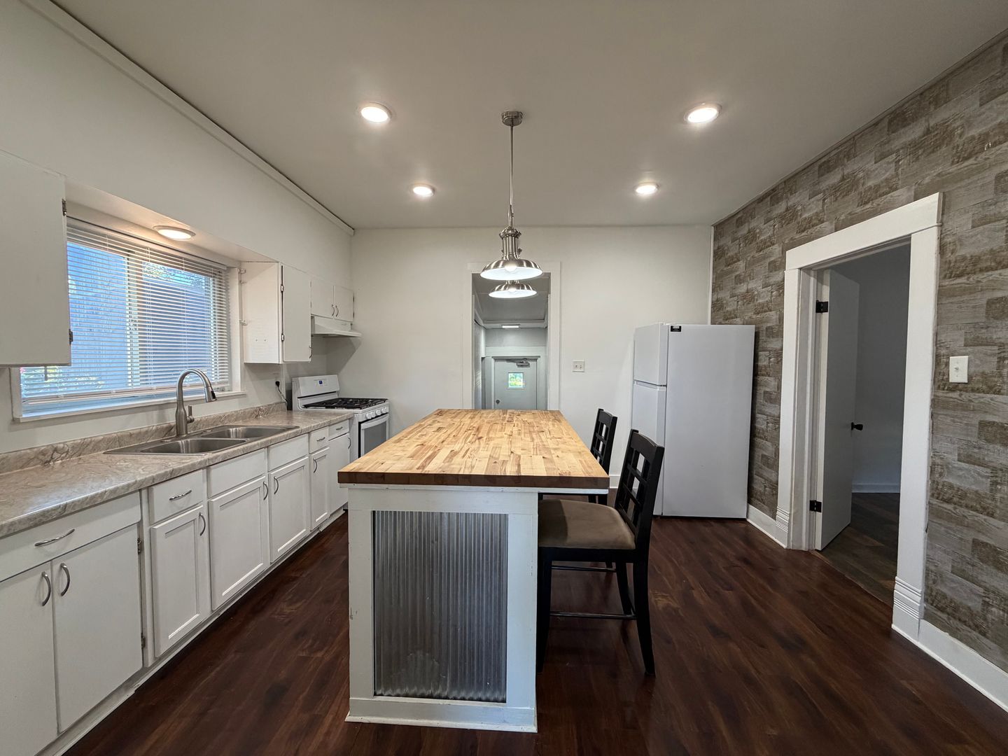 Tilton House: 112 W Fourth St