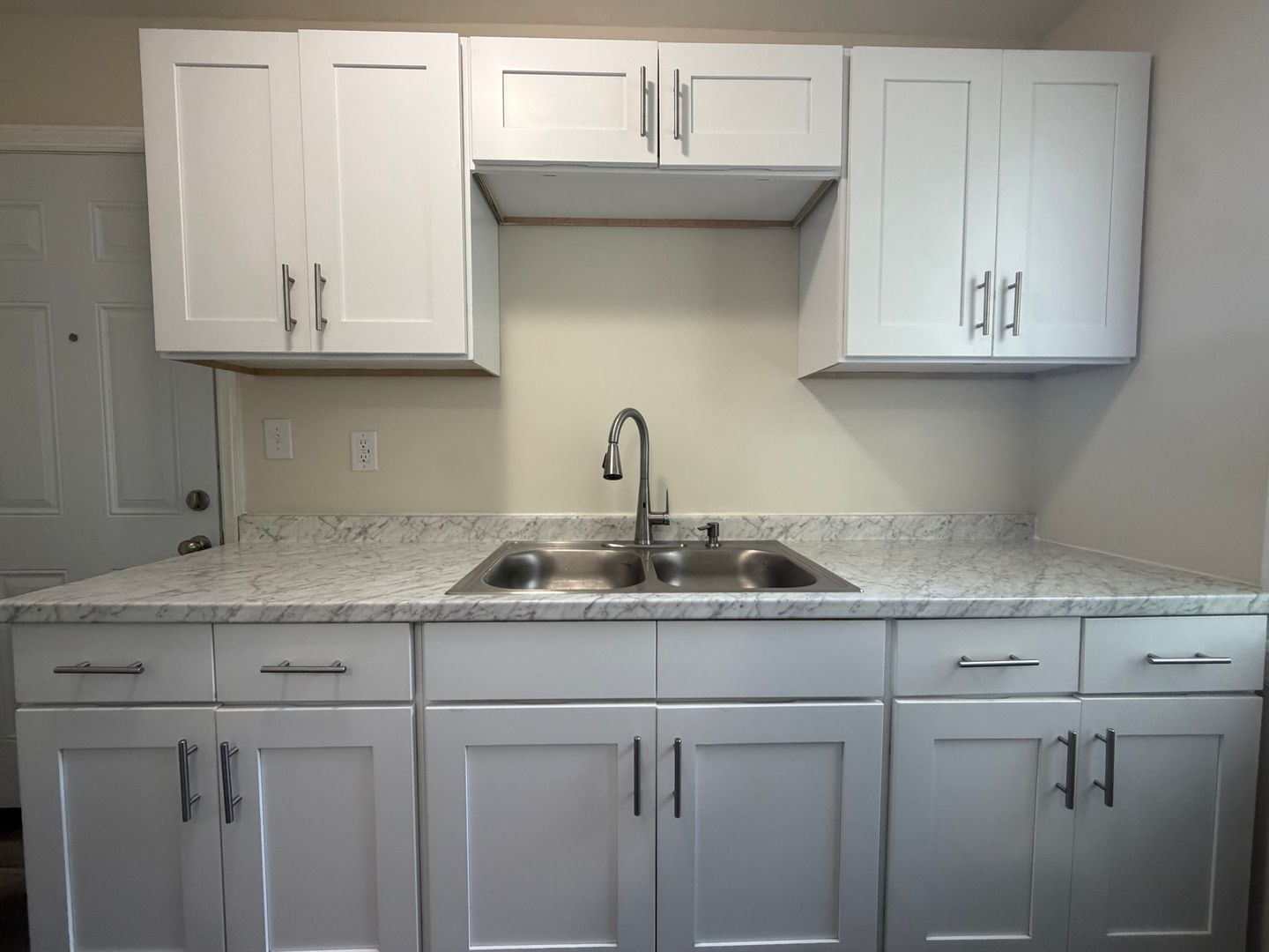 Hoopeston Apartment: 418 E Seminary Ave