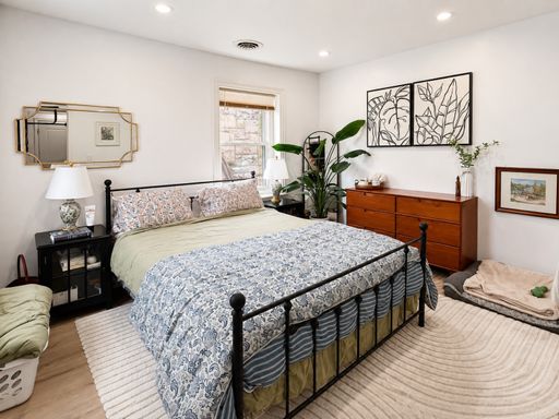 Renovated 2 Bedroom Apartment in Squirrel Hill, Philadelphia, PA | In-Unit Laundry, Central Air & Pet-Friendly – photo 1