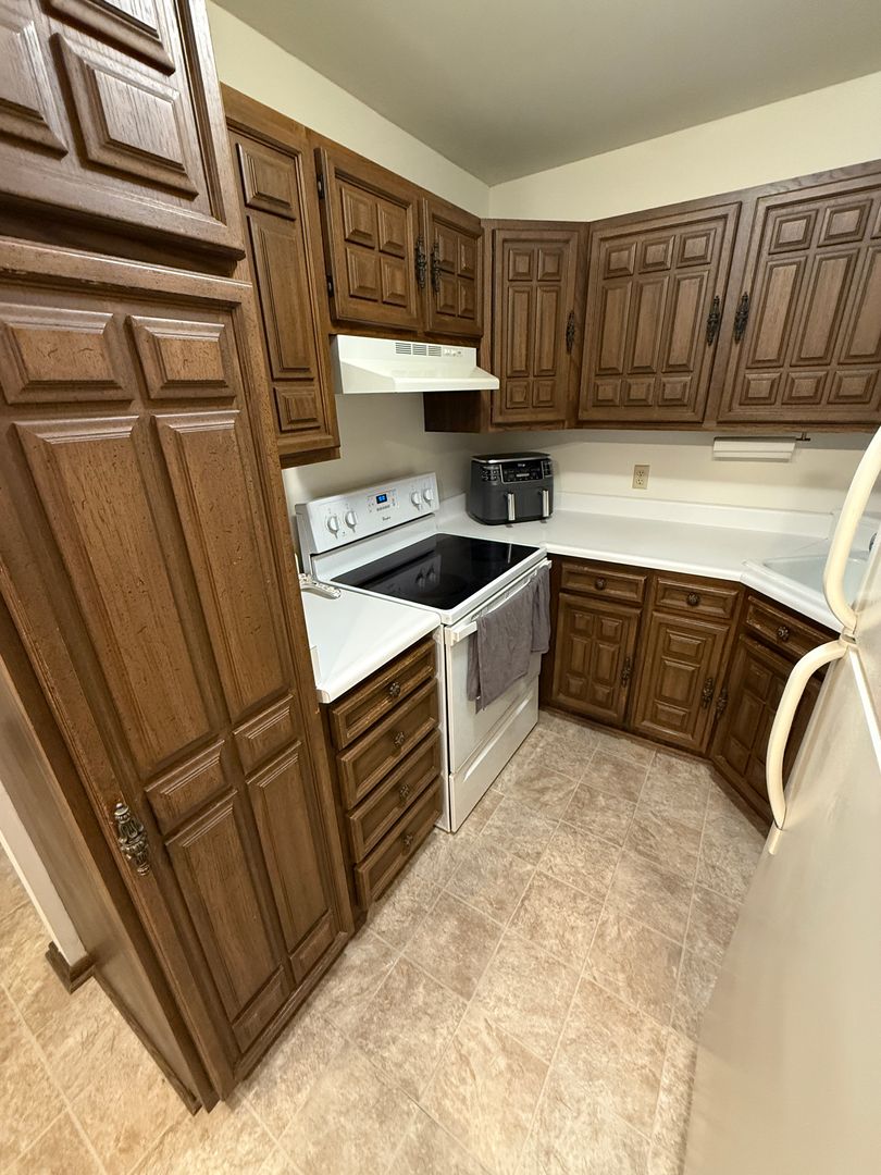 Whitefish Bay Apartment: 425 E. Henry Clay St.