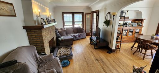 Beautiful 2 Br in Wauwatosa Available September 15th! – photo 1