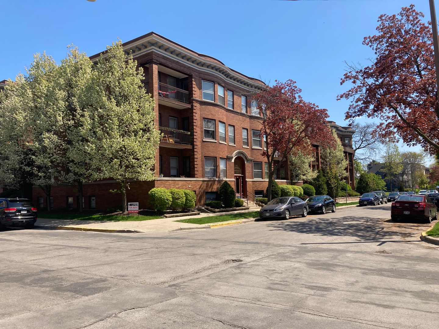 Milwaukee Apartment: 2511 E. Belleview Pl.