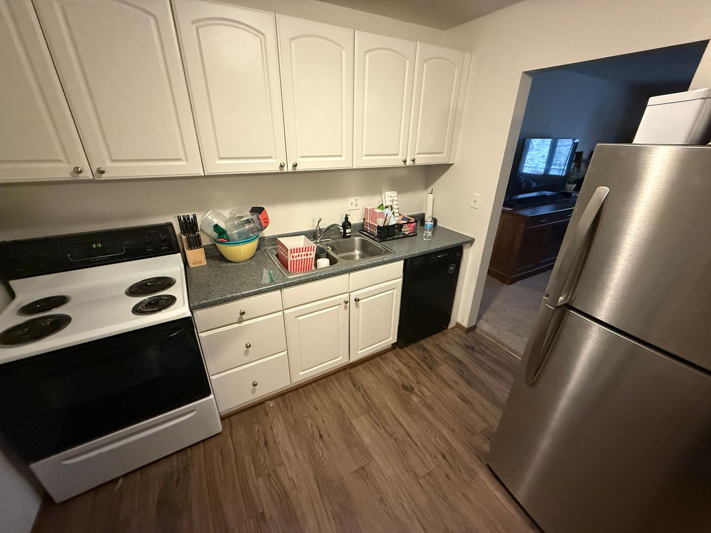 Thiensville Apartment: 215 Williamsburg Dr.