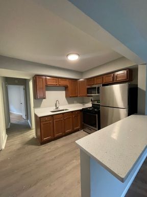 Remodeled 2 Bedroom with Hardwood Floors & Water Included – photo 1