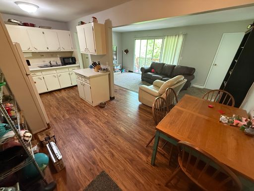 Beautiful Apartment in Thiensville w/ Water, Sewer, Trash, & 2 Parking Spaces Included!