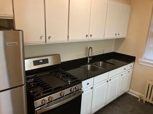 Beautiful, Recently Updated 1 Br 1 Bath w/ Parking Space Included Available for October 1st! – photo 1