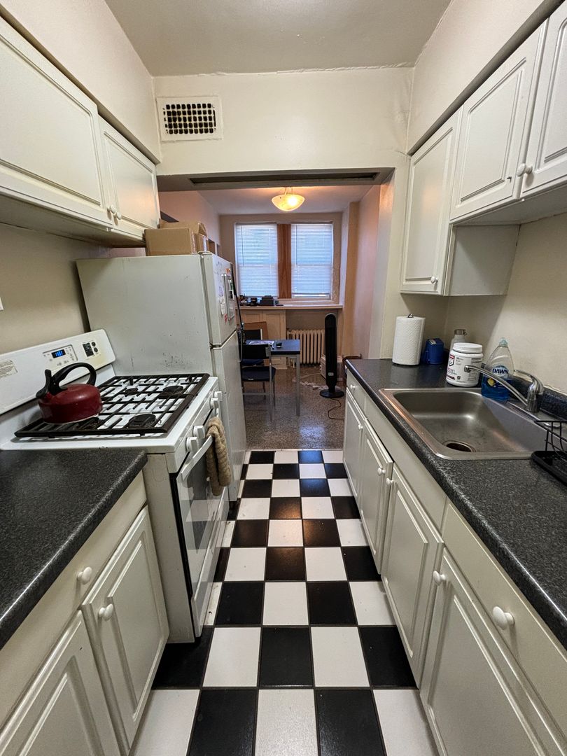 Milwaukee Apartment: 2634 N. Maryland Ave.