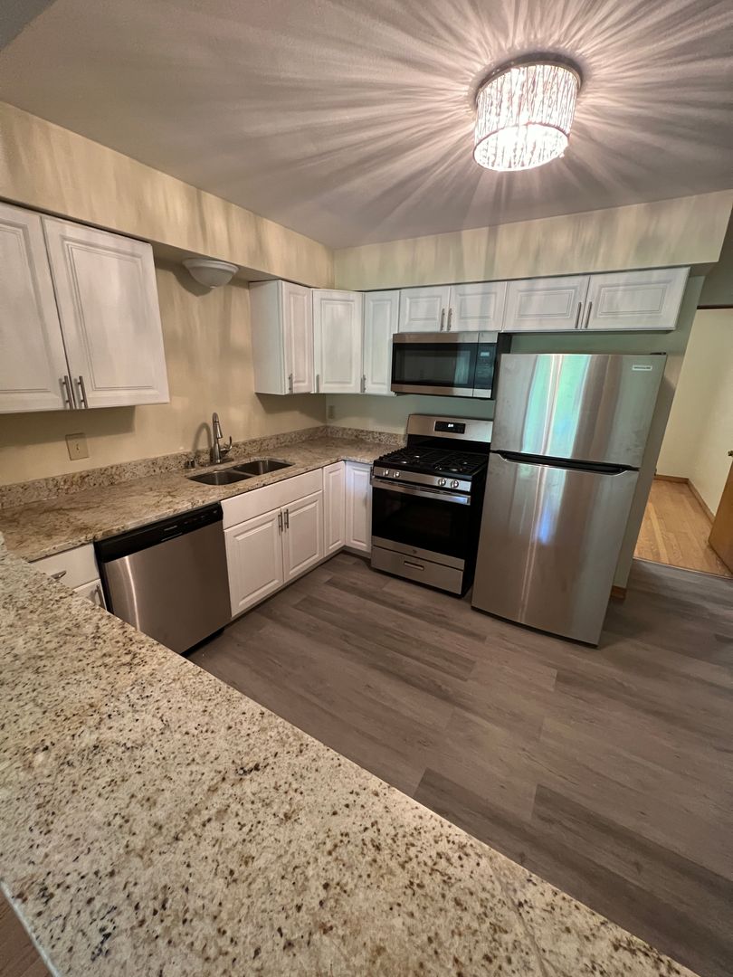Milwaukee Apartment: 1160 E. Singer Cr.
