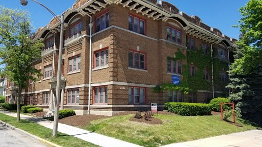 Heat, Hot Water, Trash, Cable, & Internet Included at this 2 Bedroom Unit Available September 15th! – photo 1
