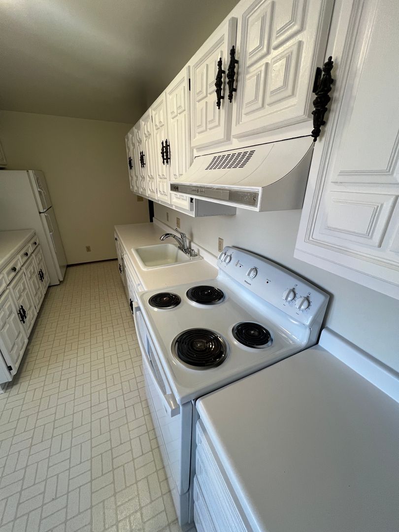 Whitefish Bay Apartment: 425 E. Henry Clay St.