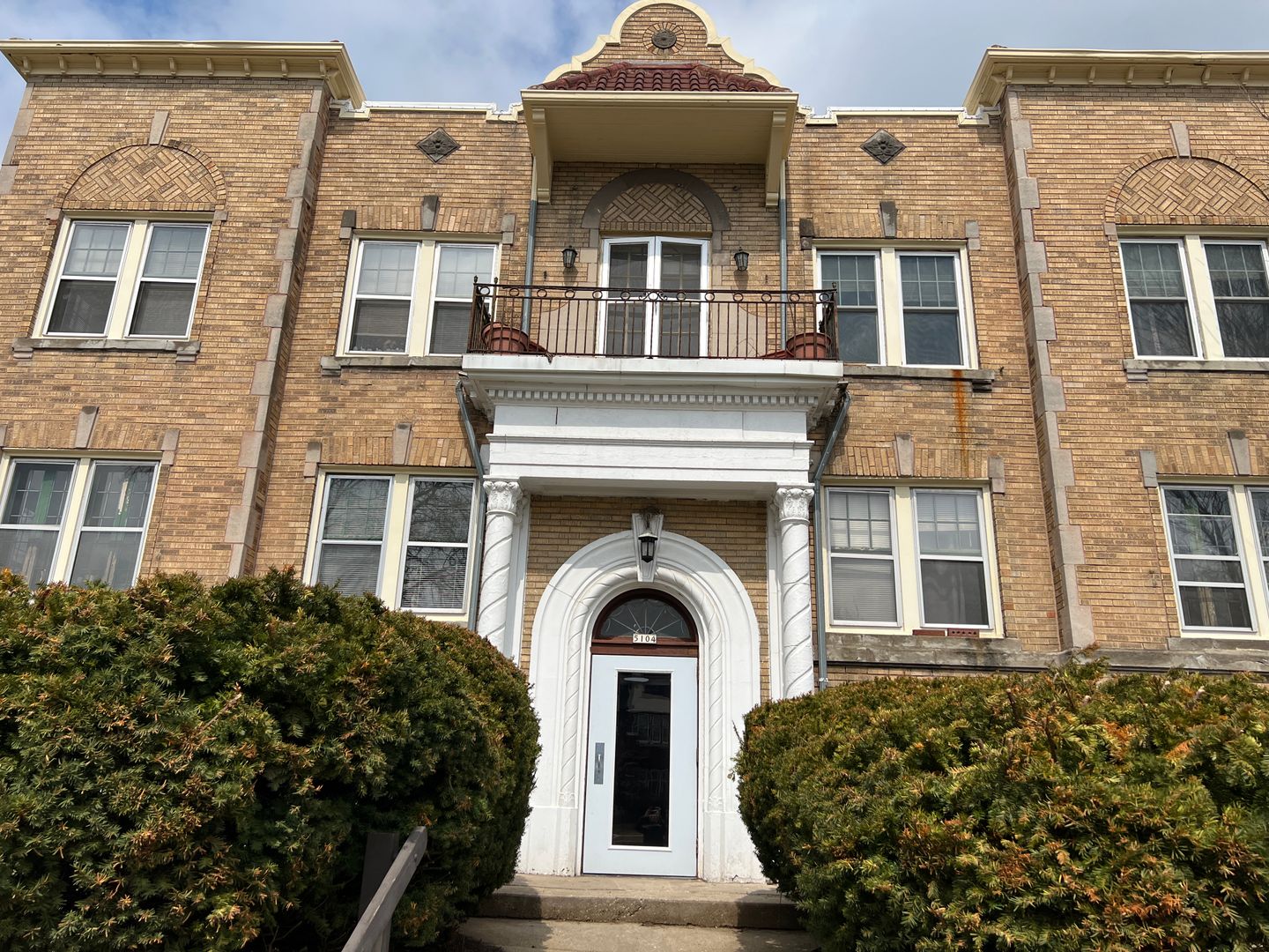 Milwaukee Apartment: 5104 W. Wisconsin Ave.