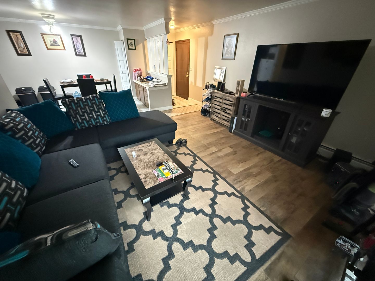 Thiensville Apartment: 202 Williamsburg Dr.