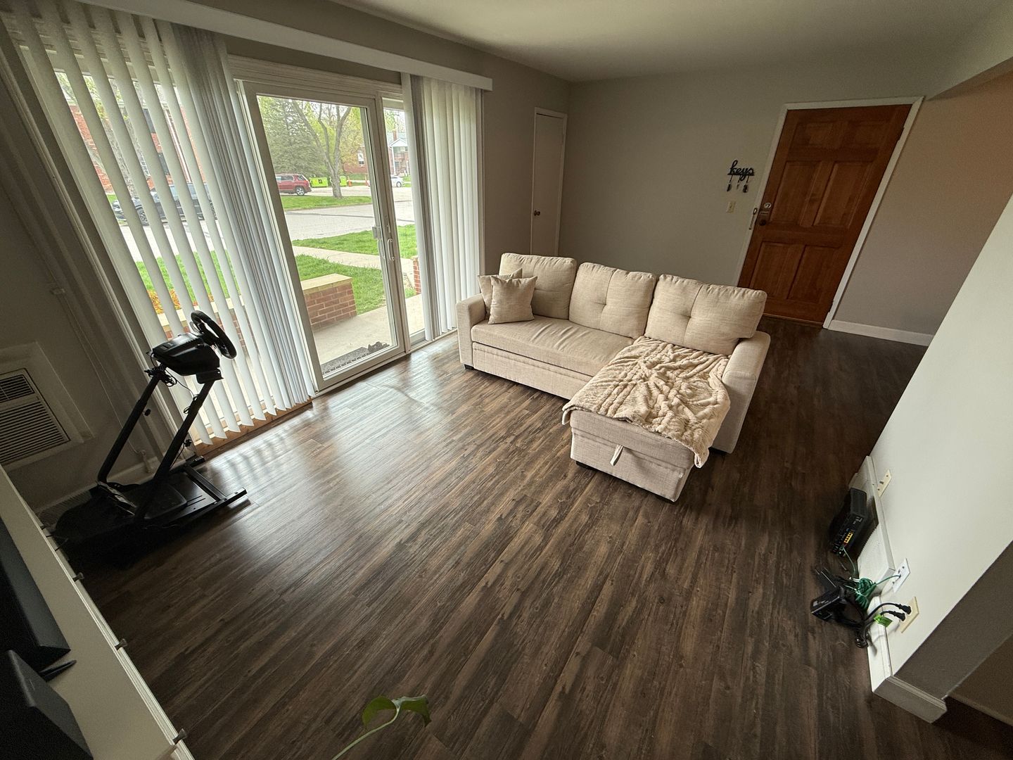 Thiensville Apartment: 245 Williamsburg Dr.