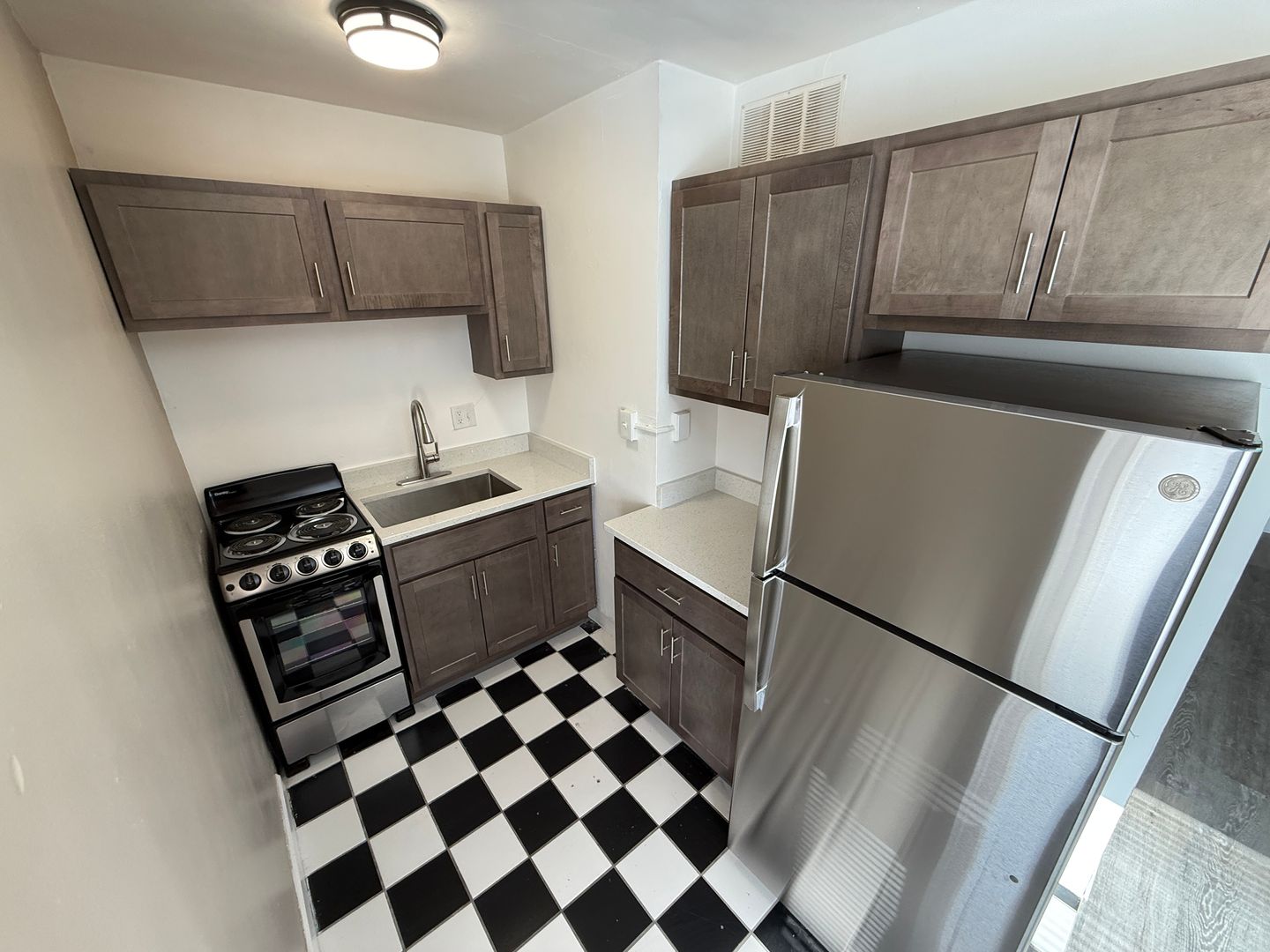 Milwaukee Apartment: 1653 N. Prospect Ave.