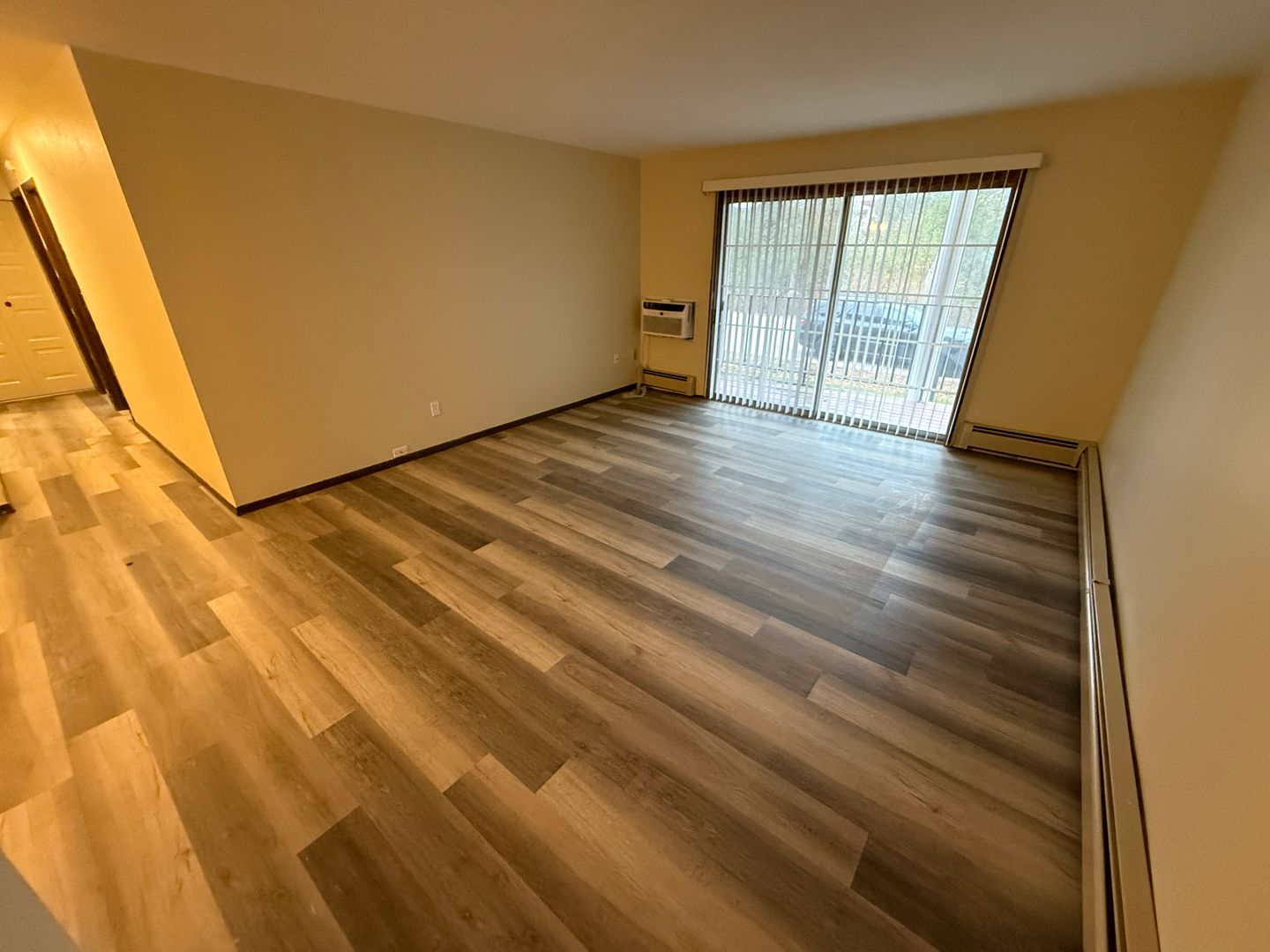 Thiensville Apartment: 214 Williamsburg Dr.