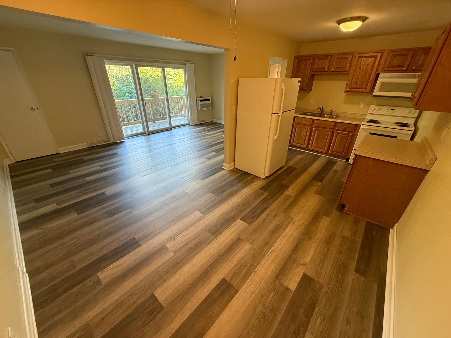 Thiensville Apartment: 245 Williamsburg Dr.