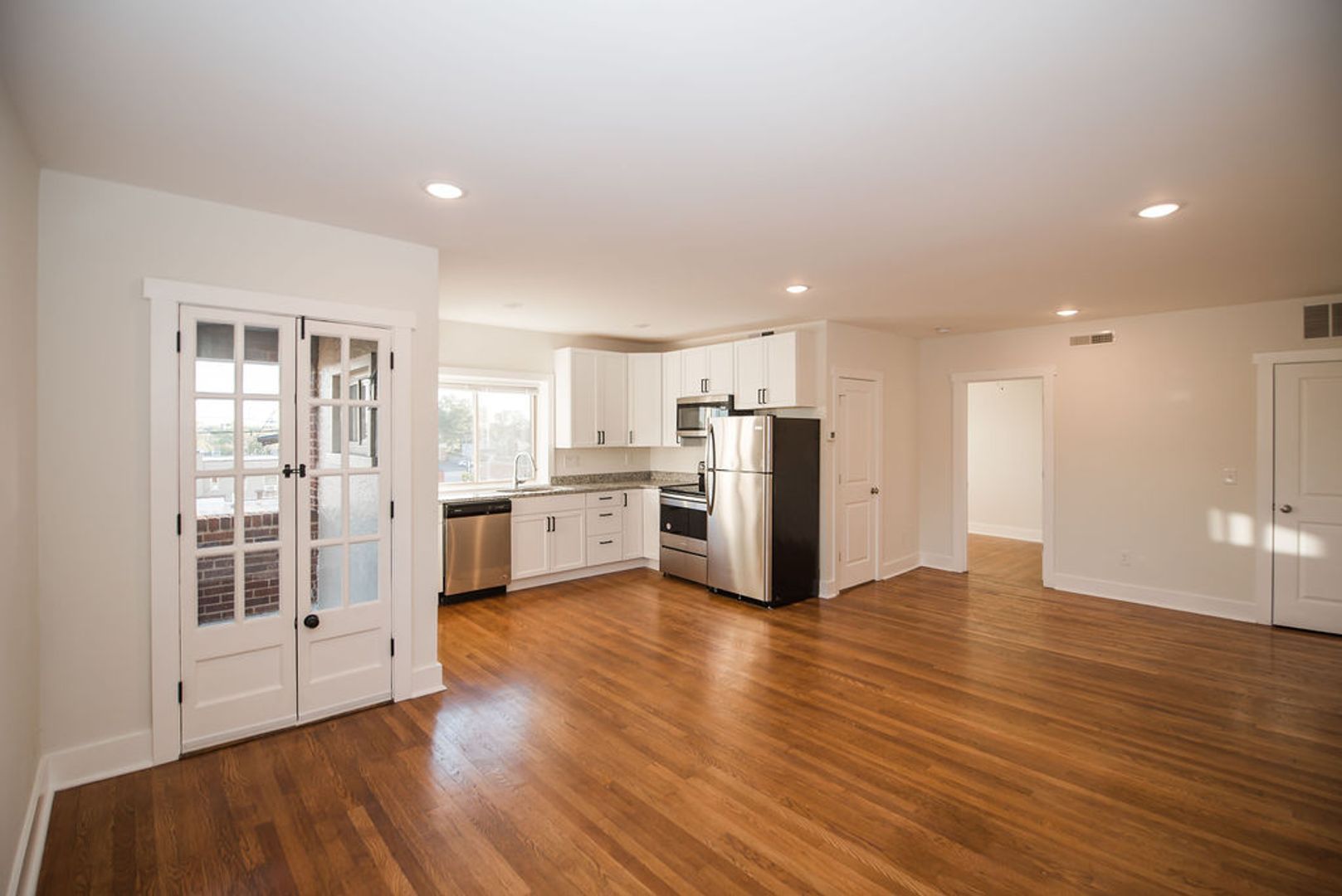 Beautiful One-Bedroom, Fully Renovated, Hardwood Floors, Balcony with View of Downtown Ft. Mitchell