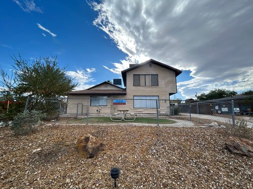 Quiet 2-Bedroom 1-Bathroom Unit on First Floor! – photo 1