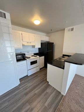 1 Bedroom 1 Bathroom Condo unit Near Las Vegas Strip! – photo 1