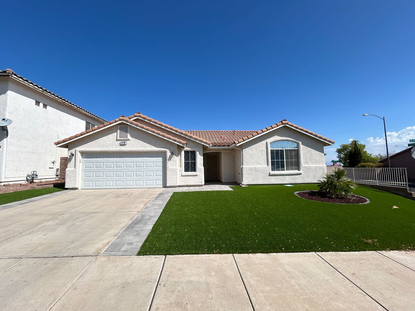 Henderson House: 218 Black Eagle Ave