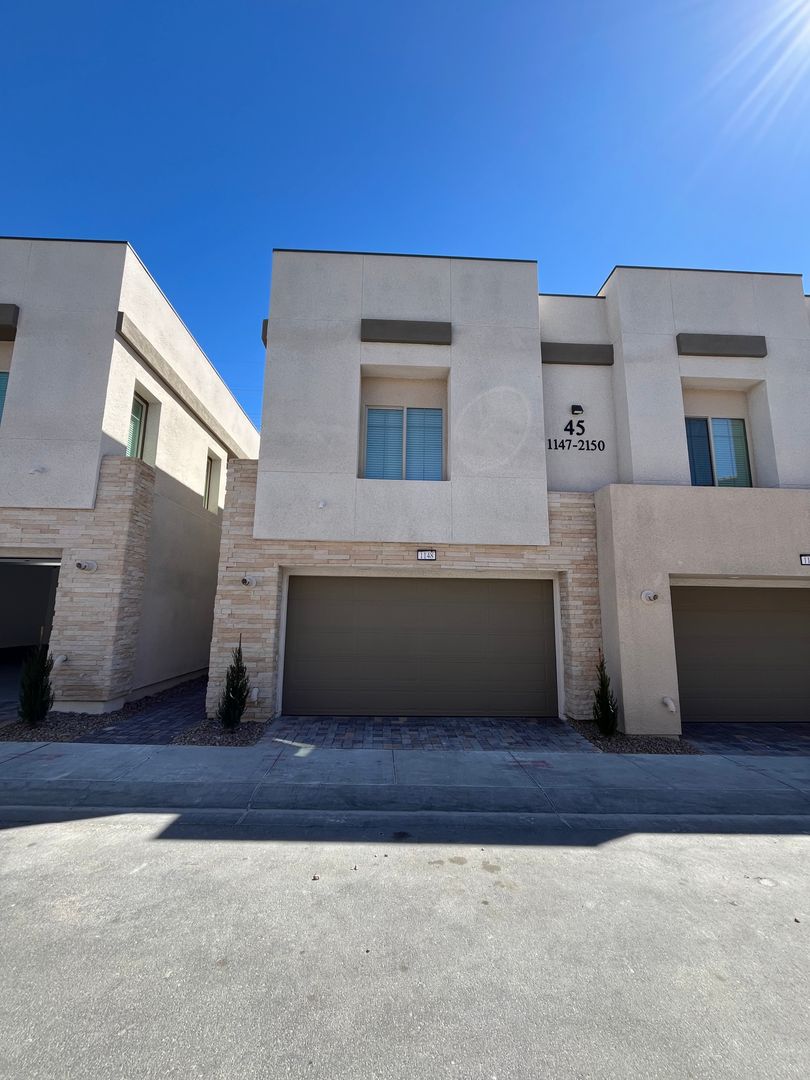 Las Vegas Townhome: 600 N Carriage Hill Dr #1148